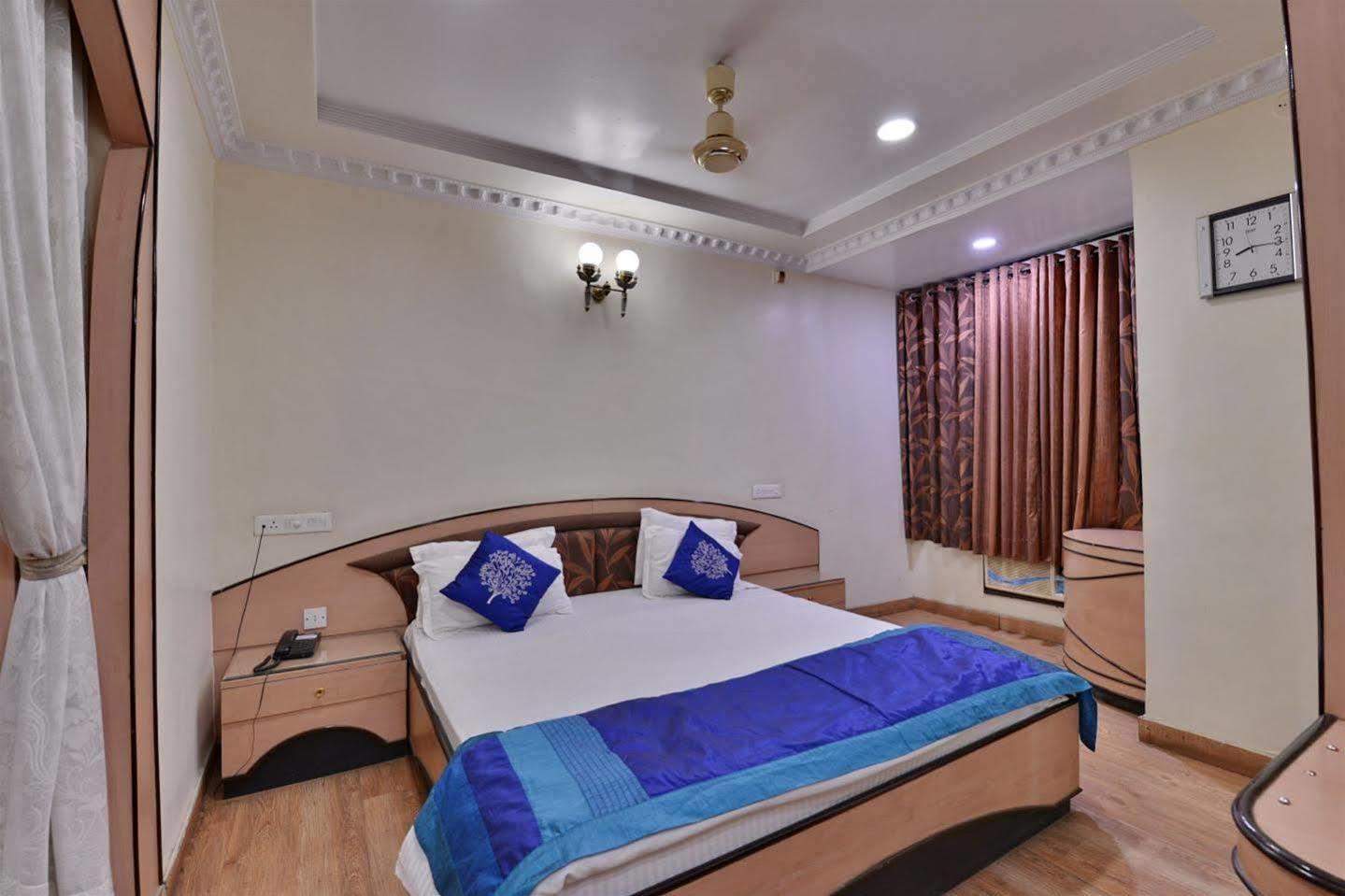 Hotel Kanishka Rāipur エクステリア 写真
