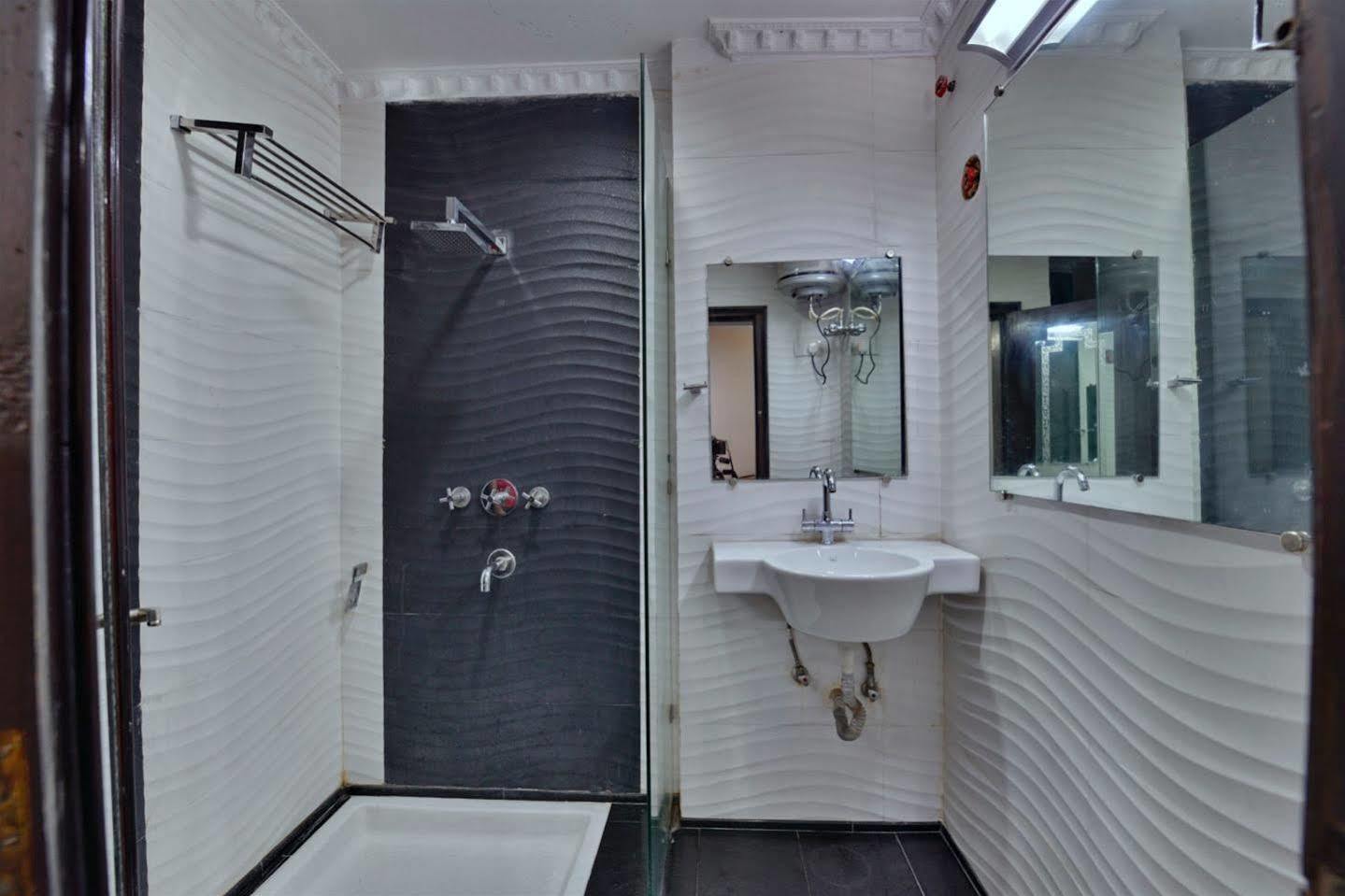 Hotel Kanishka Rāipur エクステリア 写真