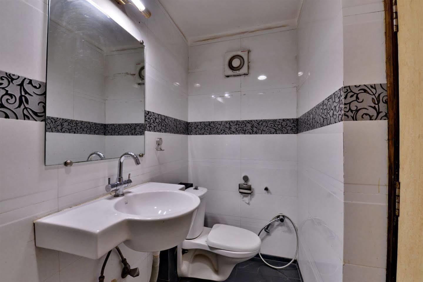 Hotel Kanishka Rāipur エクステリア 写真